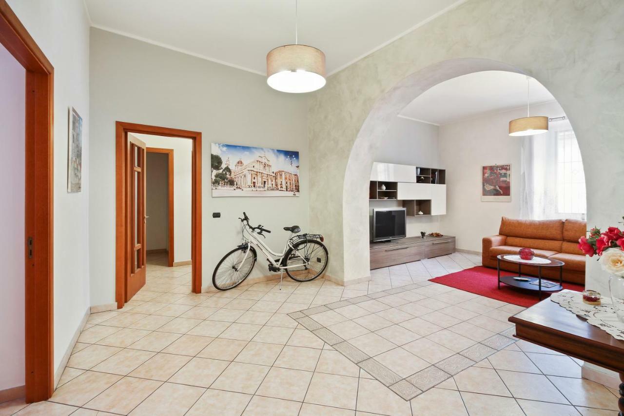 Central Balcony Apartment Catania Exterior photo